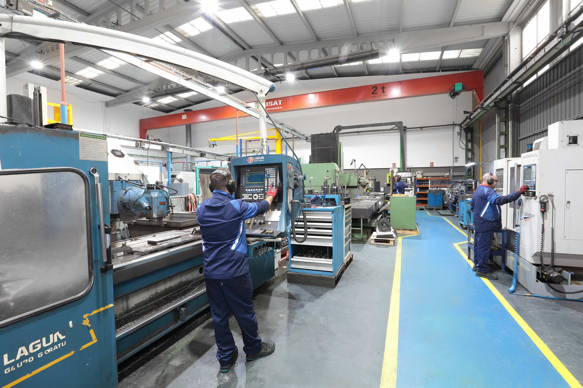 Mecanizamos piezas de pequeñas dimensiones así como piezas de gran tamaño, alcanzando hasta los 2700mm, contamos con centros de mecanizado de hasta 5 ejes