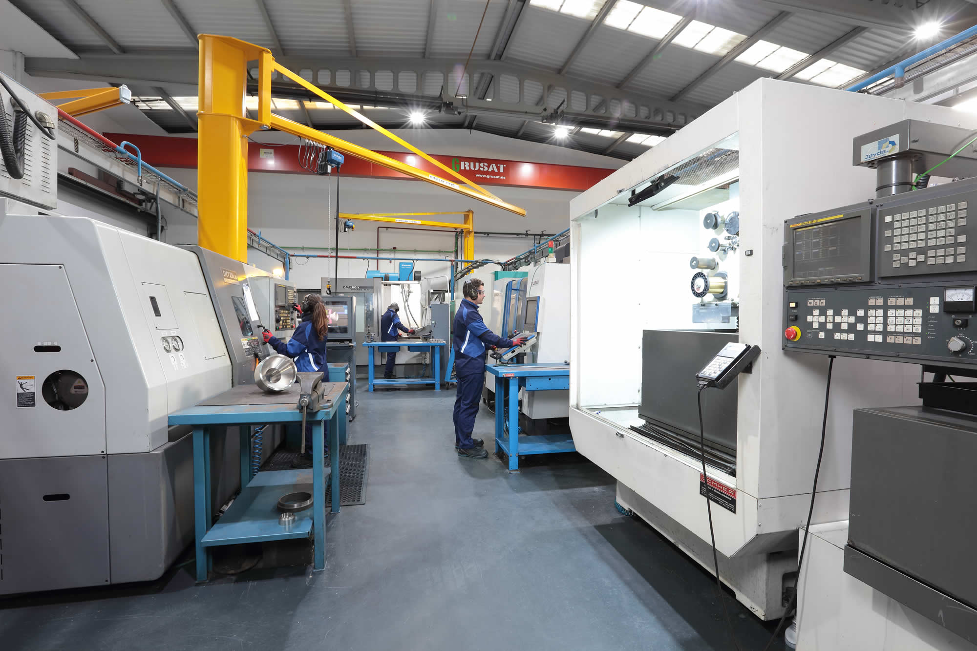 Contamos con centros de mecanizado CNC de hasta cinco ejes continuos